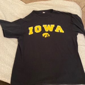 Extra large men’s Iowa Hawkeyes T-shirt black